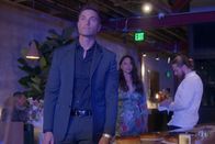 The Rookie – Tim Bradford (Eric Winter) hält in einem Restaurant Ausschau nach polizeilicher Verstärkung, während sich Lucy Chen (Melissa O'Neil) um einen verletzten Mitarbeiter des Küchenpersonals kümmert.