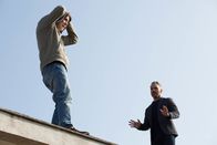 Profiling Paris – Kann Rocher (Philippe Bas, r.) verhindern, dass sich der 14-jährige Eliott (Théo Bertrand, l.) vom Dach einer Schule stürzt?