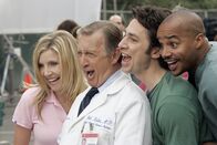 Scrubs - Die Anfänger – v.l.: Dr. Elliot Reid (Sarah Chalke), Dr. Bob Kelso (Ken Jenkins), Dr. John 'J.D.' Dorian (Zach Braff) und Dr. Christopher Turk (Donald Faison)