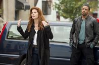 Detective Laura Diamond – Ein neuer Fall führt sie in die kulinarische Welt von New York: Laura (Debra Messing, l.) und Billy (Laz Alonso, r.) ...