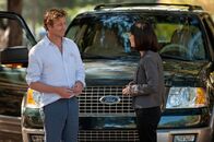 The Mentalist – Rückblick: Patrick Jane (Simon Baker, l.) steht dem CBI-Team um Teresa Lisbon (Robin Tunney, r.) zum ersten Mal bei der Aufklärung eines Falles zur Seite ...