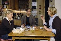Anna und die Liebe – Anna (Jeanette Biedermann, l.) ist es unangenehm, dass Susanne (Heike Jonca, r.) Jannick (Mike Adler, M.) mit Fragen bombardiert.