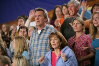 The Middle – Sie wollen nicht nur Axl anfeuern, sondern auch dessen neue Cheerleader-Freundin Morgan kennenlernen: Mike (Neil Flynn, l.) und Frankie (Patricia Heaton, r.) ...