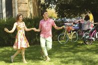 The Middle – Lassen die vergangene Zeit auf besondere Weise Revue passieren: Sue (Eden Sher, l.) und Brad (Brock Ciarlelli, r.) ...