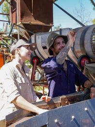 Gem Hunters Down Under - Die Saphirjäger – Todd und Bri finden einen Sapphire.