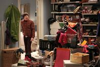 The Big Bang Theory – Um Ordnung in ihre Abstellkammer zu bekommen, haben Howard (Simon Helberg) und Bernadette eine ganz besondere Idee ...