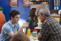 The Middle – Axl (Charlie McDermott, l.); Mike (Neil Flynn, r.)
