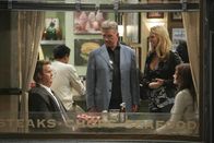 How I Met Your Mother – Ted, Marshall und Lily wollen Barney (Neil Patrick Harris, l.) und Robin (Cobie Smulders, r.) auseinanderbringen, da sie sich ununterbrochen streiten, und hoffen dabei auf die Hilfe von Alan Thicke (Alan Thicke, 2.v.l.) und Meg (April Bowlby, 2.v.r.) ...