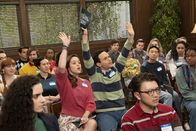 The Goldbergs – Erica Goldberg (Hayley Orrantia, Mitte l.); Barry Goldberg (Troy Gentile, Mitte r.)