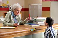 The Middle – Der schusselige Brick (Atticus Shaffer, r.) hat ganze 31 Bücher aus der Schulbücherei verlegt. Jetzt muss er sie alle schnellstmöglich wiederfinden oder die Bibliothekarin Mrs. Nethercott (Betty White, l.) veranlasst, dass er nicht in die dritte Klasse versetzt wird ...