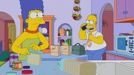 Die Simpsons – Marge (l.); Homer (r.)