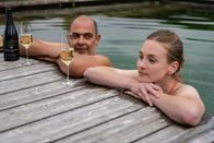 Hubert und Staller – Yazid (Hannes Ringlstetter, l.) legt sich bei seiner Ex Freundin Emilia (Teresa Klamert, r.) mächtig ins Zeug.