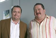 Die Rosenheim-Cops – Korbinian Hofer (Joseph Hannesschläger, r.) reist im Namen Rosenheims durch die Partnerstädte, während sein Kommissarskollege Florian Prantl (Andreas Giebel) an seiner Stelle auf Möderjagd geht.