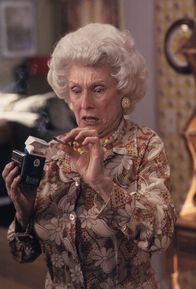Malcolm mittendrin – Zu allem Übel taucht plötzlich Großmutter Ida (Cloris Leachman) auf und nistet sich bei der Familie ein. Jeder Versuch, sie schnell wieder loszuwerden, misslingt. Bis Lois eine geniale Idee hat ...