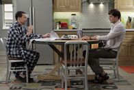 Two and a Half Men – Walden (Ashton Kutcher, r.) nimmt die Trennung von Zoey so schwer, dass er einen Nervenzusammenbruch erleidet. Alan (Jon Cryer, l.) versucht, ihm zu helfen, doch das ist gar nicht so einfach ...