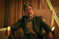 Extant – Nachdem das Militär ihn zusammen mit Molly aufgegriffen hat, wird JD (Jeffrey Dean Morgan) klar, das hinter seinen Fällen tatsächlich mehr stecken muss, als er glaubte ...