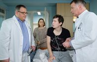 In aller Freundschaft – Boris Roth (Leonard Carow, 2.v.re.) hat in Vorbereitung auf eine Filmrolle Herz-Kreislaufbeschwerden simuliert. Als Dr. Roland Heilmann (Thomas Rühmann, re.) und Hans-Peter Brenner (Michael Trischan, li.) Kraftminderungen in Armen und Beinen festgestellt haben und nun eine Lumbalpunktion durchführen wollen, hält er das für die Retourkutsche. Boris' Schwester Anja (Julia Becker, 2.v.li.) macht sich nun ernsthaft Sorgen um ihren Bruder.