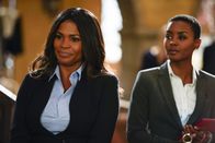 Navy CIS: L.A. – Nachdem Hetty für das Team völlig überraschend, in den Ruhestand getreten ist, möchte die neue Assistant Director Shay Mosley (Nia Long, l.) zusammen mit ihrer Assistentin Special Agent Harley Hidoko (Andrea Bordeaux, r.) eine Nachfolge finden.