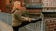 Rote Rosen – Britta (Jelena Mitschke) kommt beim Lauftraining an ihre Grenzen, doch die richtigen Schuhe bringen sie wieder nach vorn.