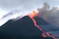 Leben mit Vulkanen – Der Vulkan Ätna, zwischen Catania und Messina auf der italienischen Insel Sizilien gelegen, ist Europas größter und aktivster Vulkan. Seine Eruptionen werden immer wieder von Lavaströmen begleitet.
