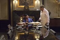 Empire – Ist das Auftauchen von seiner Mutter Leah (Leslie Uggams, r.) für Lucious (Terrence Howard, l.) Fluch oder Segen?