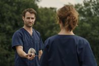 Doktor Ballouz – Marks (Daniel Fritz) Medizin gegen schlechte Laune: Eine Runde Golf auf dem Krankenhausdach. Er bietet Dr. Barbara Forster (Julia Richter) eine Partie an.