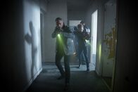 Profiling Paris – Als sie den Hinweisen von Argos nachgehen, müssen die Ermittler (Philippe Bas, l. und Sophie de Fürst, r.) eine grausige Entdeckung machen ...