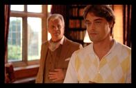 Rosamunde Pilcher: Lass es Liebe sein – Seit der Trennung seiner Eltern hat Tom (Raphaël Vogt, re.) kein gutes Verhältnis zu seinem Vater George (Peter Sattmann, li.).