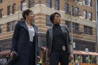 9-1-1 Notruf L.A. – Athena Grant (Angela Bassett, r.)