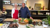 Der Vorkoster – Anja Tanas (l) und Björn Freitag sind bereit für eine Koch-Challenge mit frischen Frühlingszutaten.