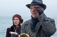 Seebad-Saga – Amanda Berggren (Amalie Dollerup, l.) und Gerhard Flügelhorn (Thure Lindhardt, r.).