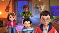 Peter Pan - Neue Abenteuer – Peter Pan schaut mit Wendy, Michael, John und Tinker Bell fasziniert einen Film im Fernsehen an.