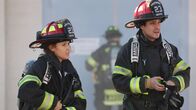 Station 19 – Station 19 Staffel 5 Folge 13 Die Feuerwehrleute werden zu Hilfe gerufen: Jaina Lee Ortiz als Andy Herrara, Carlos Miranda als Theo Ruiz Copyright: SRF/ABC Studios