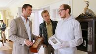Die Rosenheim-Cops – Am Tatort stellen die Rosenheimer Ermittler (v.l.n.r.: Igor Jefti?, Max Müller, Norbert Ortner) fest, dass es sich hier um Raubmord handelt.