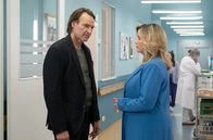 In aller Freundschaft – Verwaltungsdirektorin Sarah Marquardt (Alexa Maria Surholt) weiht Klinikleiter Dr. Martin Stein (Bernhard Bettermann) in ihren Plan ein. Martin hat seine Zweifel am Gelingen, aber auch keine bessere Idee.