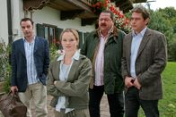 Die Rosenheim-Cops – Karsten Müller (Armin Köstler, l.) hört wie die Cops Korbinian Hofer (Joseph Hannesschläger, r.v.r.) und Christian Lind (Tom Mikulla, r.), dass der Ermordete Petra Schulz (Natalie Spinell) belästigt haben soll.