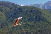 Skispringen: Weltcup – Skifahrer fliegt von einer Sprungschanze