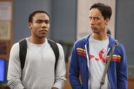 Community – Für Troy Barnes (Donald Glover, l.) und Abed Nadir (Danny Pudi, r.) startet ihr letztesSchuljahr am Community- Collage ...