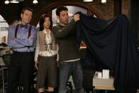 How I Met Your Mother – Im Gegensatz zu Hammond Druthers (Bryan Cranston, l.) finden Lily (Alyson Hannigan, M.) und Ted (Josh Radnor, r.) den Entwurf des Wolkenkratzers eher schrecklich als gut ...