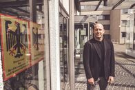 Die Spur – Reporter Sebastian Galle vor dem Bundesamt für Bevölkerungsschutz und Katastrophenhilfe in Bonn.
