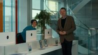 Extraordinary – Psychologe George (Julian Barratt, r.) und seine Assistentin (Mona Goodwin, l.) werfen Jen aus der Superkraft-Klinik heraus. George meint, sie hätte sich daneben benommen und wäre ihm zu nah gekommen.