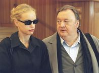 Bloch – 15 Uhr im Ersten. Obwohl Lilly (Nina Hoss) zunehmend Mühe hat ihre Fassade aufrecht zu erhalten, verhält sie sich Bloch gegenüber nicht gerade aufgeschlossen.
