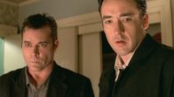 Identität – Ed Dakota (John Cusack, rechts) und Officer Rhodes (Ray Liotta) machen eine weitere unangenehme Entdeckung.