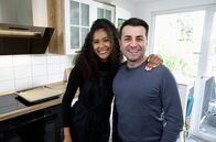 Kochs anders – Spitzenkoch Ali Güngörmüs wird von Model Lijana Kaggwa in Kassel begrüßt.