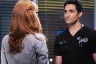 Chicago Med – Es knistert zwischen ihnen: Sarah Rafferty als Dr. Pamela Blake, Dominic Rains als Dr. Crockett Marcel
