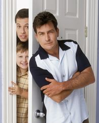 Two and a Half Men – (3. Staffel) - Charlie (Charlie Sheen, r.) ist ein recht wohlhabender Junggeselle mit einem Haus am Strand und einem Jaguar in der Garage. Nachdem sich sein Bruder Alan (Jon Cryer, oben l.) hat scheiden lassen, zieht er mit seinem Sohn Jake (August T. Jones, unten l.) bei Onkel Charlie ein. Das Chaos beginnt ...