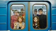 The Night Train – Vorne, l-r: Dasha (Anna Vasileva), Dina (Mariya Shekaturova). Hinter, l-r: Roma (Vladimir Kuznetsov), Nekto (Evgeniy Koryakovskiy), Lev (Kirill Kobzarev), Chinese man (Din Fan).