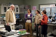 The Big Bang Theory – Nach und nach erkennt Amy (Mayim Bialik, r.), dass sie einen Verehrer (Brian Posehn, l.) hat, bei dem sie die Hilfe von Howard (Simon Helberg, 2.v.r.) und Raj (Kunal Nayyar, 2.v.l.) brauchen kann, während Sheldon gezwungen wird, seinen Urlaub zu nehmen ...