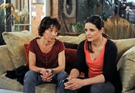 Rote Rosen – ARD ROTE ROSEN FOLGE 1323 Uhr im ERSTEN. Merle (Anja Franke, l.) zeigt Verständnis für Susanns (Elisabeth Lanz, r.) Wehmut um die gescheiterte Ehe mit Roman.