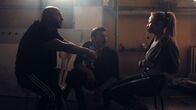 Asbest – Ámar (Stipe Erceg, Mitte) und Hassan (Veysel Gelin, li.) haben Daniela (Lulu Hacke, re.) entführt.
